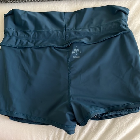 Prana shorts with an underlayer - Picture 5 of 8